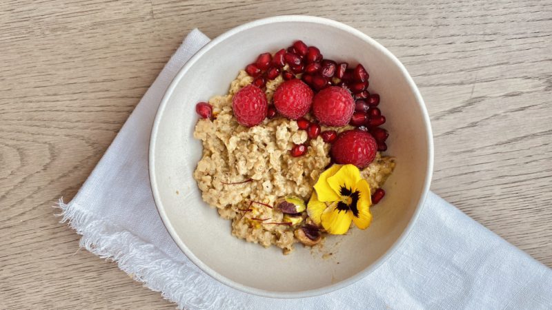 Margosamant, oat porridge, saffron, pistachio milk, saffron oat porridge, aurveda recipe, easy oat porridge, easy recipe, saffron is good for skin